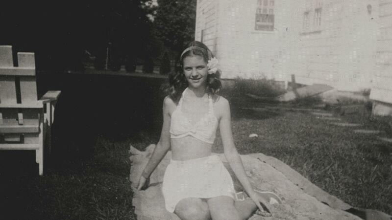 Sylvia Plath (1932-1963) lo scrittore americano meglio ricordato per il suo  post-modernista poesia confessionale e la sua semi-romanzo autobiografico la  campana di vetro circa una donna che soffriva di una malattia mentale